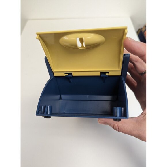 Hasbro 2002 Trivial Pursuit 20th Anniversary Game Replacement Card Dispenser - Picture 6 of 6